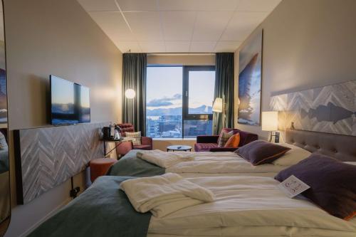 特罗姆瑟特罗姆瑟斯堪迪豪华酒店的酒店客房设有两张床和窗户。
