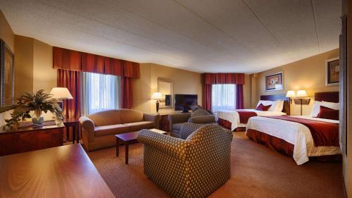 伊根达科他州岭贝斯特韦斯特PLUS酒店的酒店客房,设有两张床和一张沙发