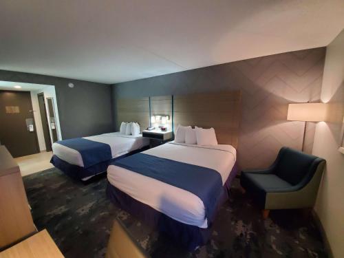 弗雷德里克贝斯特韦斯特弗雷德里克酒店的酒店客房,配有两张床和椅子