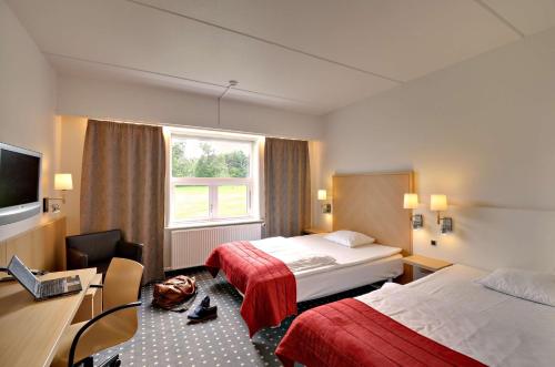 森讷堡森讷堡斯堪迪克酒店的酒店客房配有两张床和一张书桌