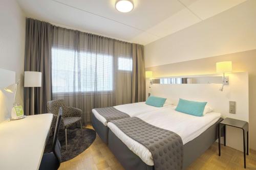 波里斯堪迪克波里酒店的酒店客房配有一张带蓝色枕头的大床