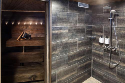 罗瓦涅米克罗瓦涅米市斯堪迪酒店的带淋浴的浴室和玻璃门