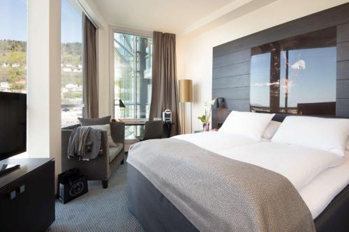 卑尔根斯堪迪克欧内酒店的酒店客房设有一张大床和一台电视。