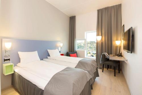特隆赫姆斯堪迪克莱肯达尔酒店的酒店客房配有两张床和一张书桌