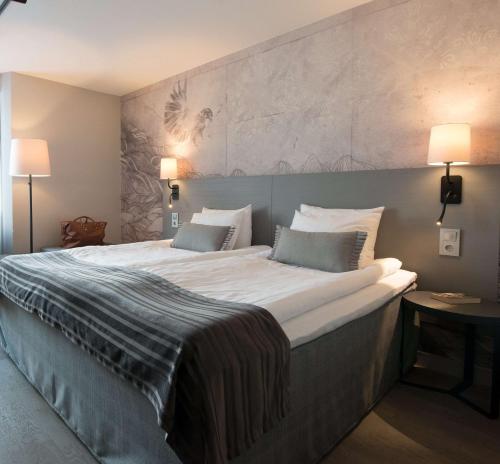 哥德堡斯堪迪克皇冠酒店的一张大床,位于酒店客房内,配有两个枕头