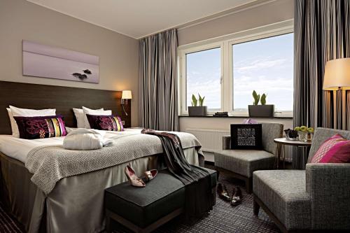 哥德堡斯堪第25号酒店的酒店客房,配有两张床和椅子