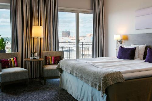 哥德堡斯堪第25号酒店的酒店客房设有床和窗户。