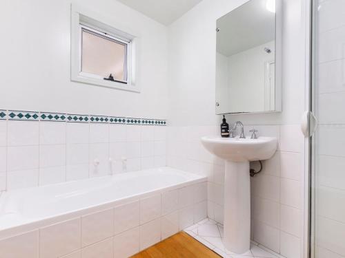 仙女港Moyne View 5的白色的浴室设有浴缸和水槽。