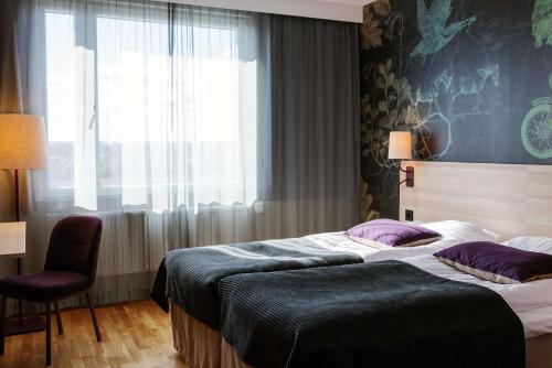 斯堪迪克艾尔米亚酒店客房内的一张或多张床位