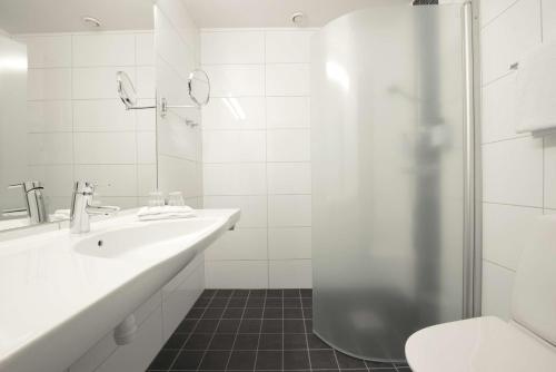斯堪迪克艾尔米亚酒店的一间浴室