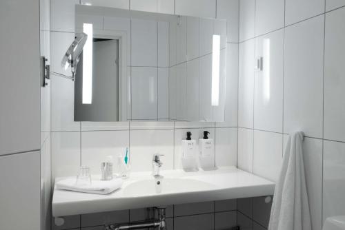 卡尔斯塔德斯堪迪克温恩酒店的白色的浴室设有水槽和镜子