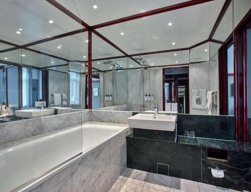 斯堪迪克克莱默酒店的一间浴室
