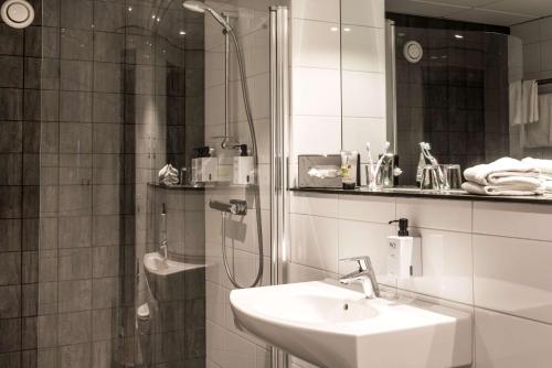 斯堪迪克茵弗拉城市酒店的一间浴室
