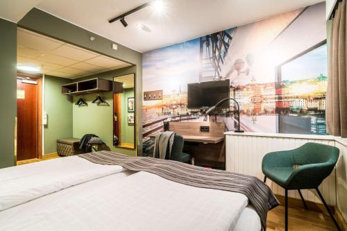 斯德哥尔摩斯堪迪克海运酒店的酒店客房设有一张床、一张书桌和一台电视机。