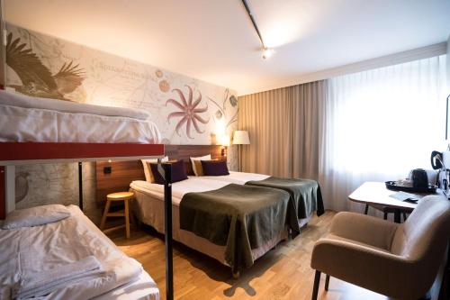乌普兰斯韦斯比斯堪迪克乌普兰斯韦斯比酒店的酒店客房配有两张床和一张书桌