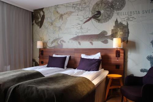 松兹瓦尔斯堪迪克松兹瓦尔诺德酒店的配有紫色枕头的床的酒店客房