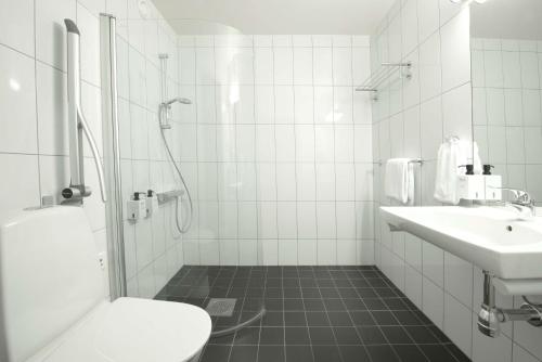 松兹瓦尔斯堪迪克松兹瓦尔诺德酒店的白色的浴室设有卫生间和水槽。