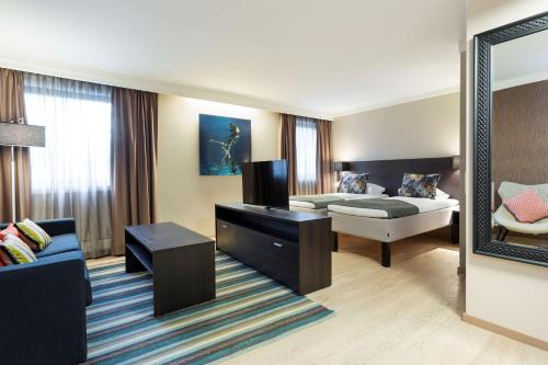 斯塔万格斯塔万格公园斯堪迪克酒店的酒店客房,配有床和镜子