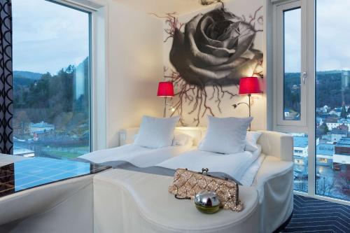 纳姆索斯斯堪迪克岩城酒店的一间卧室设有两张床和大窗户