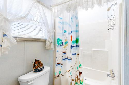 柏林Assateague Point - Bay Breeze的带淋浴帘和卫生间的浴室
