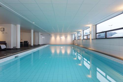 哈马尔Frichs Hotel Hamar的大楼内的大型游泳池