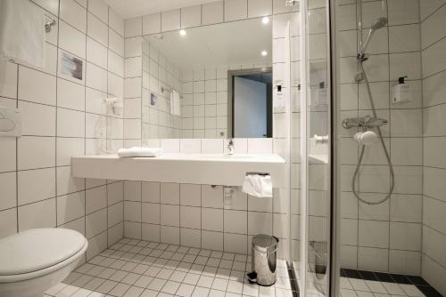 卡尔斯塔德斯堪迪克卡尔斯塔德城市酒店的带淋浴、盥洗盆和卫生间的浴室