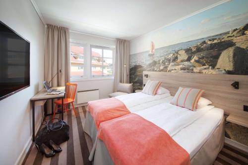 克里斯蒂安桑斯堪迪克索兰迪特度假村的酒店客房设有一张大床,墙上挂有绘画作品