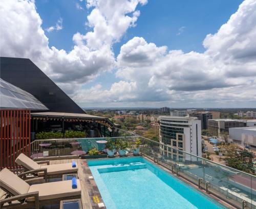 内罗毕内罗毕韦斯特兰德丽柏酒店的从带游泳池的建筑屋顶上欣赏美景