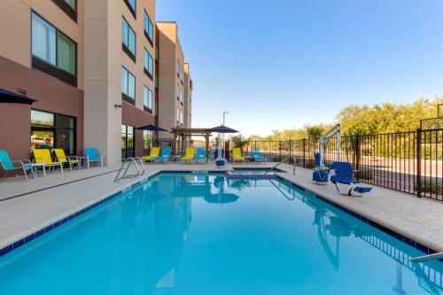 凤凰城Best Western Plus Executive Residency Phoenix North Happy Valley的蓝色海水公寓大楼的游泳池