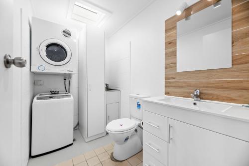 纳鲁马The Harrington Serviced Apartments的白色的浴室设有卫生间和水槽。