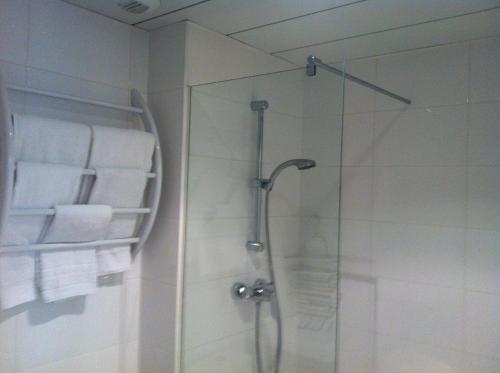 维希维希公寓式酒店的浴室设有淋浴,墙上配有毛巾