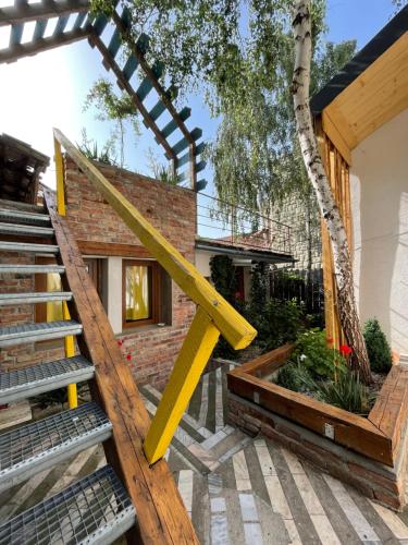 克卢日-纳波卡克卢日艺术公寓的一座带黄色楼梯栏杆的房屋