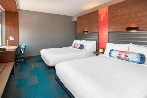 奇克托瓦加布法罗机场雅乐轩酒店的酒店客房配有两张床和一张书桌