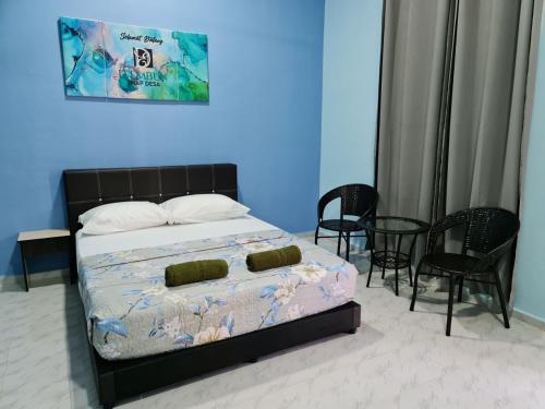 Kampung RajaD'EMBUN INAP DESA BESUT的一间卧室配有一张带蓝色墙壁和椅子的床。