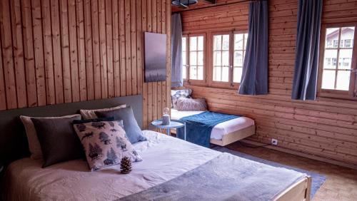 VissoieRelais des Mélèzes的小木屋内一间卧室,配有一张床