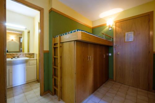 上阿兰My City Home - Baqueira Beret Aparthotel的浴室配有木制衣柜和水槽