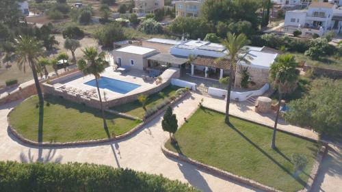 伊维萨镇马里亚诺旅馆的享有带游泳池的房屋的空中景致