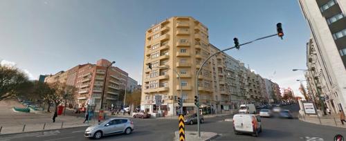 里斯本丰特鲁米诺萨酒店的繁忙的城市街道,汽车和高楼