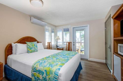 茂宜岛海滨酒店客房内的一张或多张床位