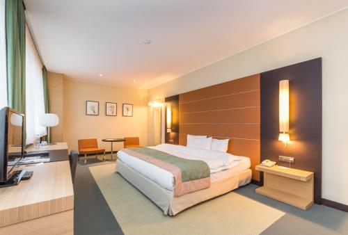 喀山美丽华酒店的酒店客房,配有床和电视