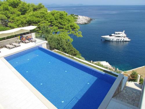 萨普伦纳拉Villa Mirosa的蓝色的游泳池,水中有一条船