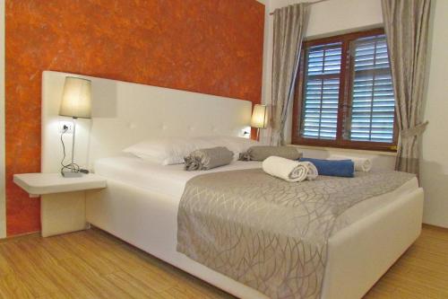 萨普伦纳拉Villa Mirosa的卧室配有白色的床和窗户。