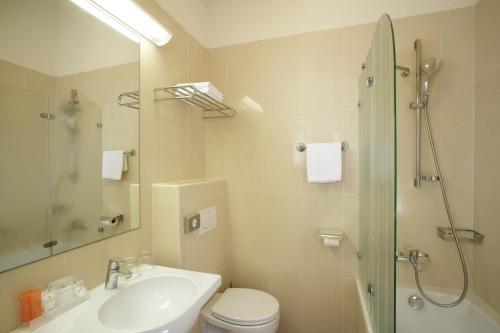 波雷奇Valamar Tamaris Resort的浴室配有卫生间、盥洗盆和淋浴。