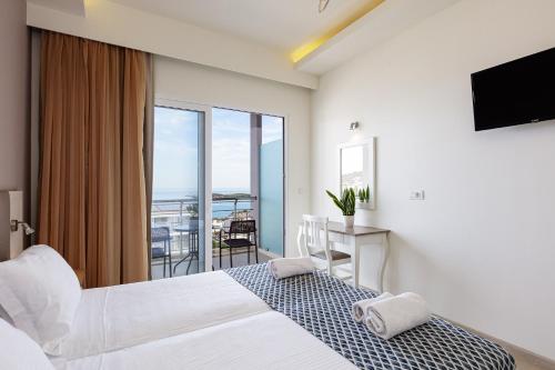 巴利恩Atali Grand Resort的酒店客房设有两张床和一个阳台。