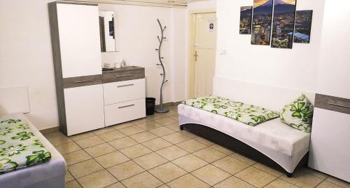 杰尔Hostel Maros的小房间设有床和水槽