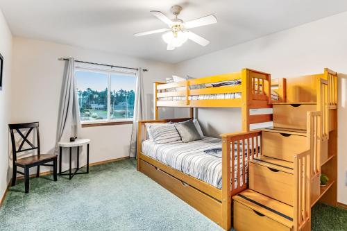 太平洋海滩Sunset Beach的一间卧室配有双层床和窗户。