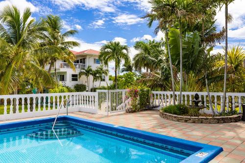 马拉松Gulf View Waterfront Resort的棕榈树屋前的游泳池