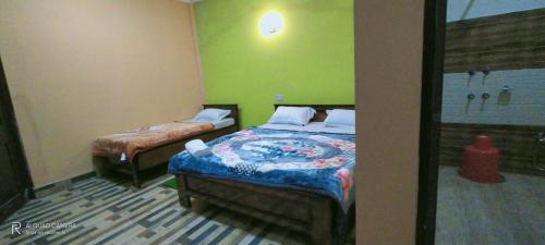 卡齐兰加MONIRAMS INN.的一间卧室设有两张床和淋浴。
