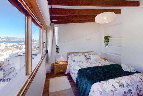 Apartamento de diseño en Casco antiguo Altea客房内的一张或多张床位