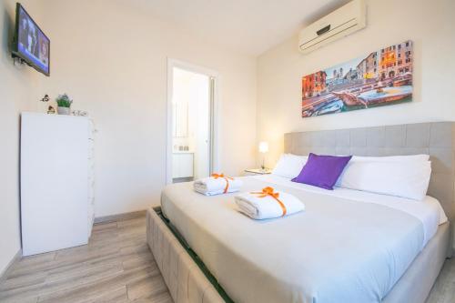 罗马San Peter Lory's Aparts的卧室配有一张带两个枕头的大白色床